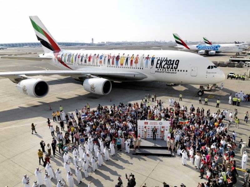 145 جنسية وخليط من ثقافات العالم على رحلة "طيران الإمارات" التاريخية